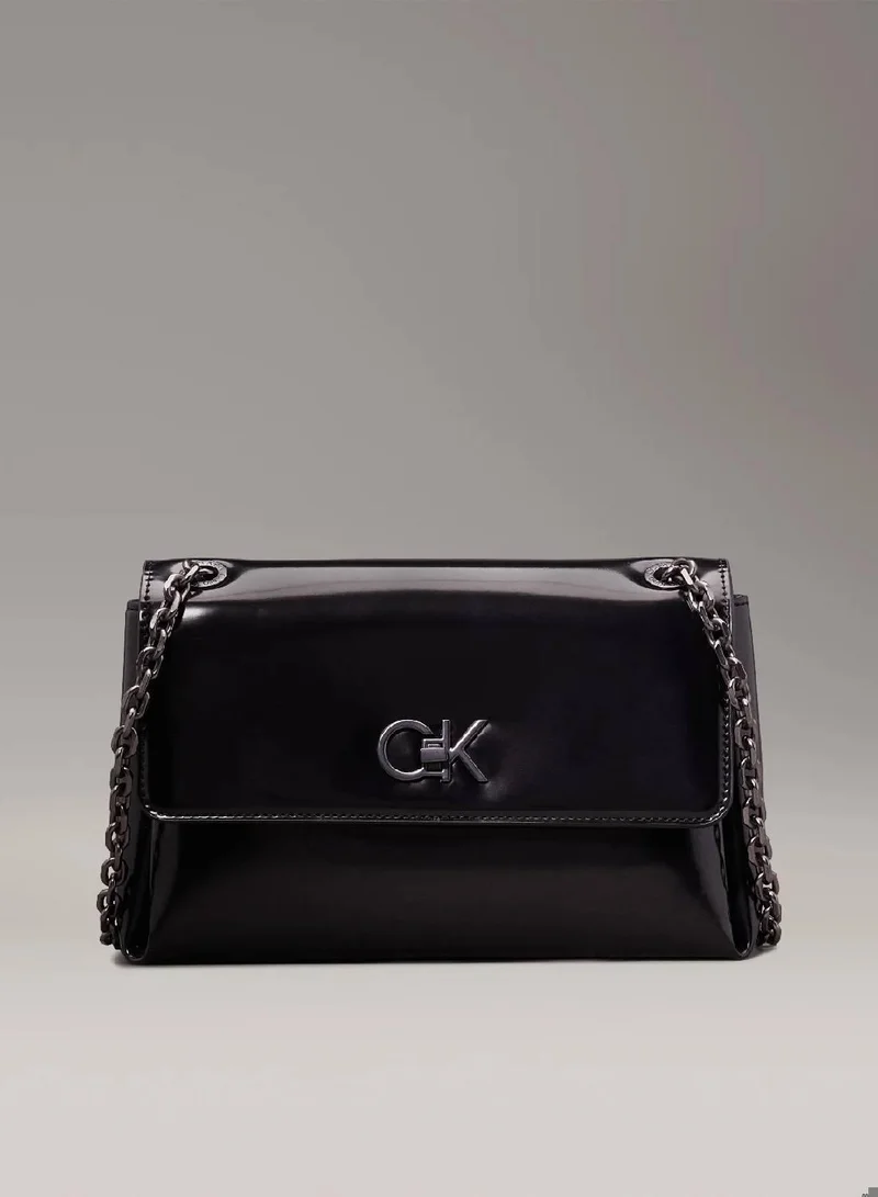 كالفن كلاين شنطة كتف قابلة للتحويل مزينة بشعار كلفن كلاين لامع