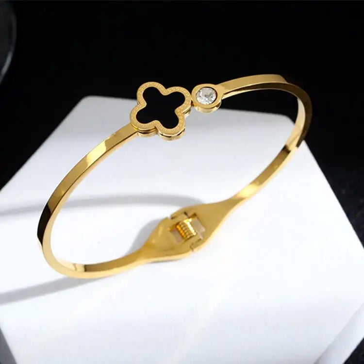 أسورة أستانليس ستيل ذهبي شكل زهرة البرسيم مرصعة بفص زيركون - Image 5