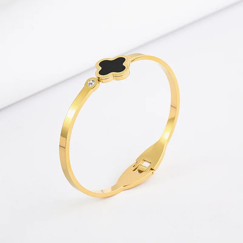 أسورة أستانليس ستيل ذهبي شكل زهرة البرسيم مرصعة بفص زيركون - Image 2