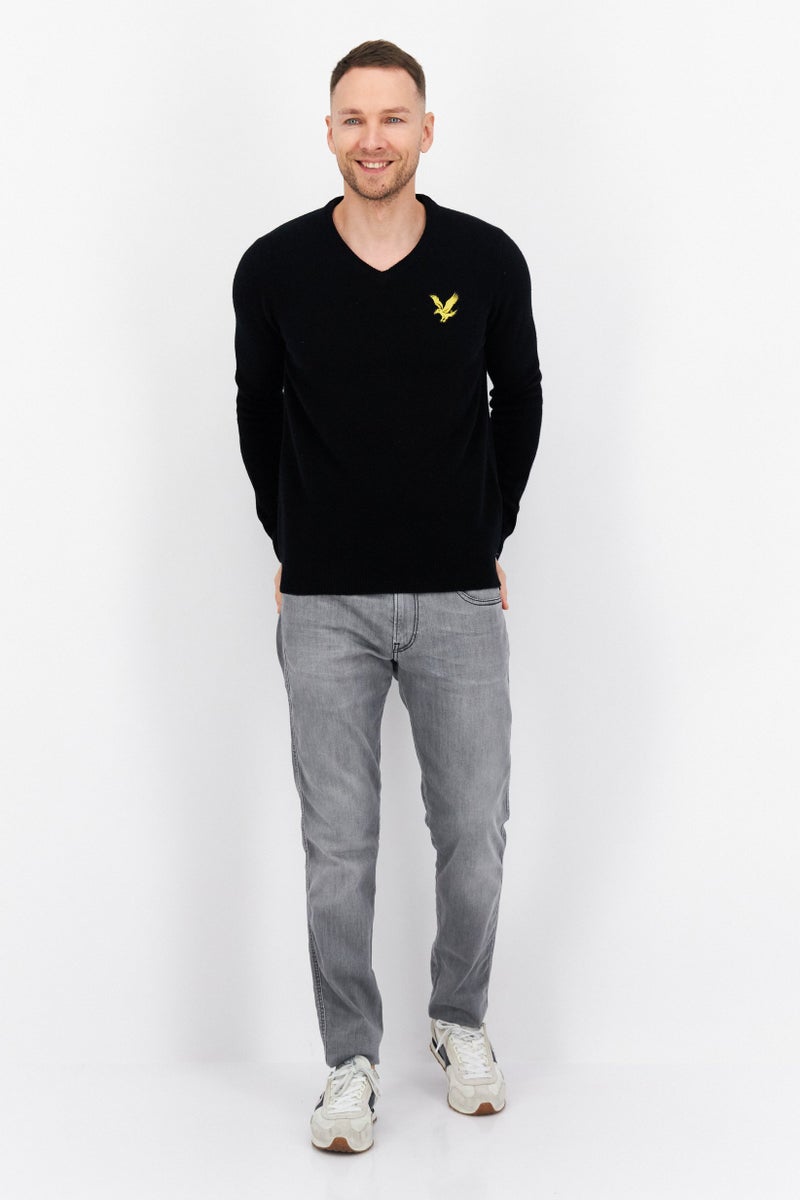 Lyle & Scott سويت شيرت محبوك مزين بشعار على شكل حرف V للرجال، أسود - Image 4