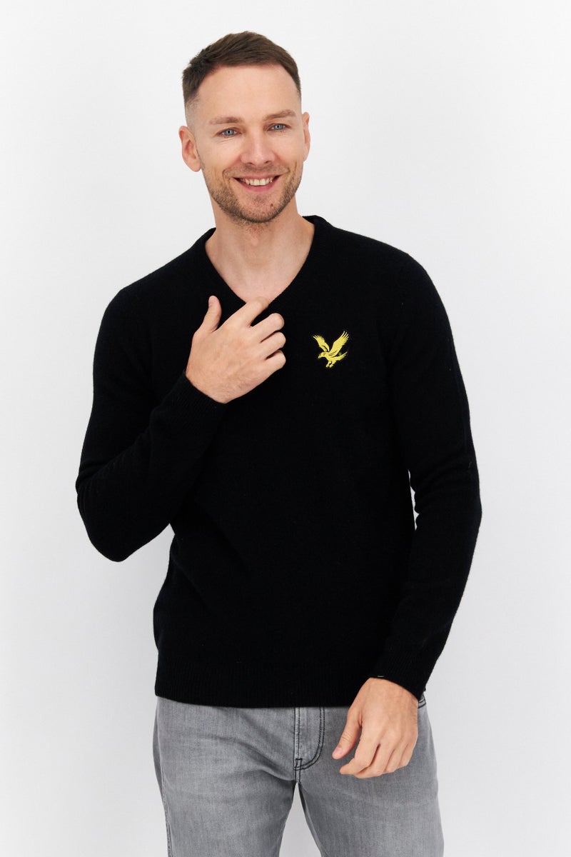 Lyle & Scott سويت شيرت محبوك مزين بشعار على شكل حرف V للرجال، أسود - Image 1