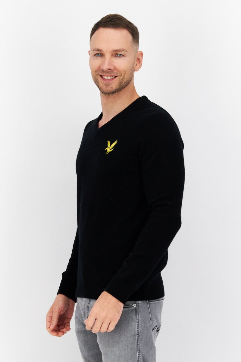 Lyle & Scott سويت شيرت محبوك مزين بشعار على شكل حرف V للرجال، أسود - Image 2