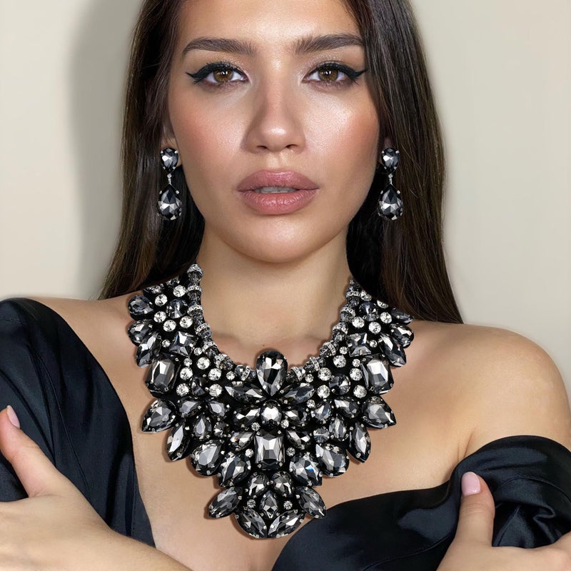 Flyonce مجموعة مجوهرات فليونس للنساء، قلادة وأقراط كريستالية مزينة بالأحجار اللامعة باللون الأسود الداكن - Image 2