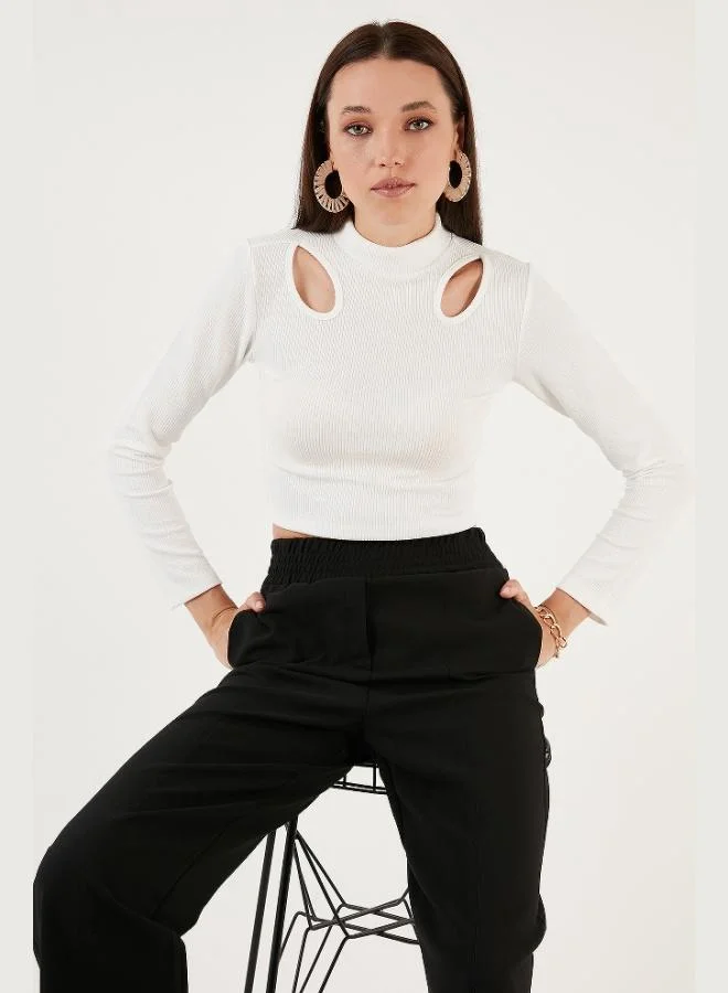 ليلا بلوزة نسائية قصيرة بياقة عالية وفتحة جانبية بقصة ضيقة ومرنة