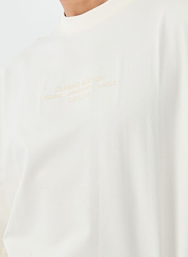 ستايلي تيشيرت بقصة بوكسي وتفاصيل مُطرزة - Image 4