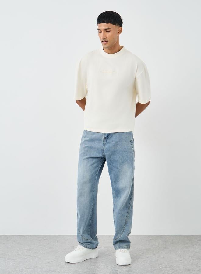 ستايلي تيشيرت بقصة بوكسي وتفاصيل مُطرزة - Image 2