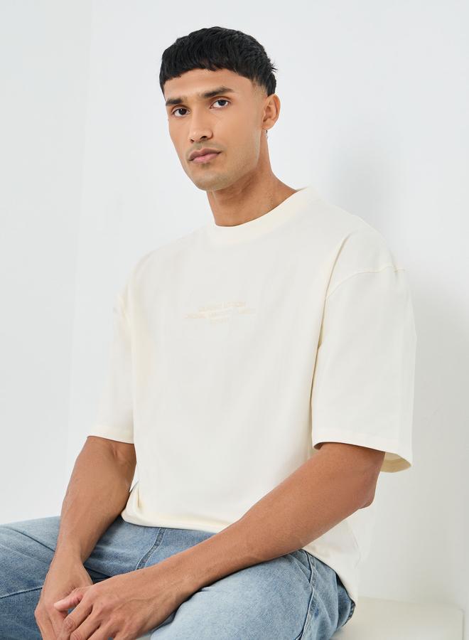 ستايلي تيشيرت بقصة بوكسي وتفاصيل مُطرزة - Image 3