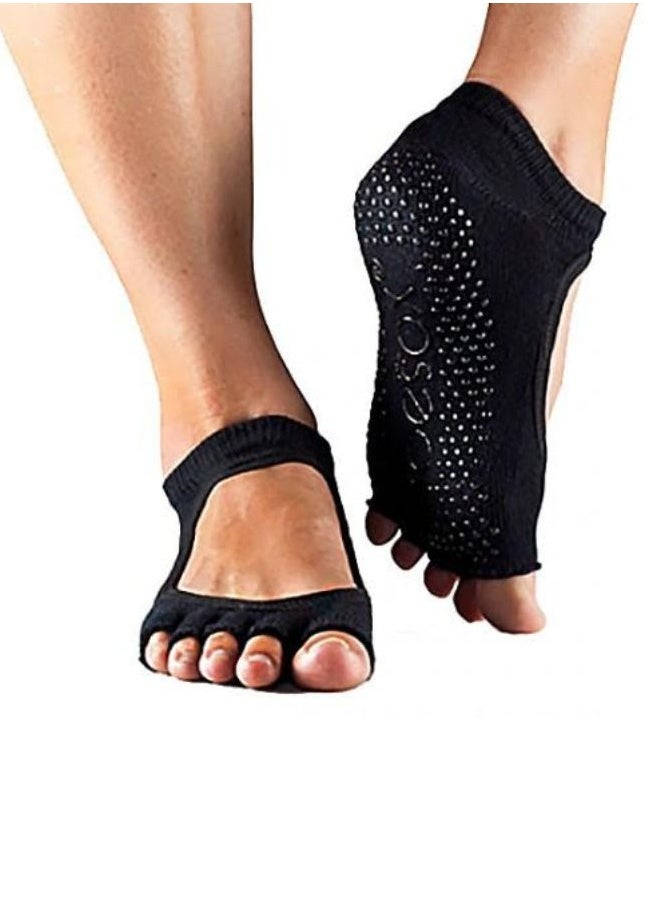 Toesox حذاء بيلا نصف أصابع القدم باللون الأسود  - Image 1
