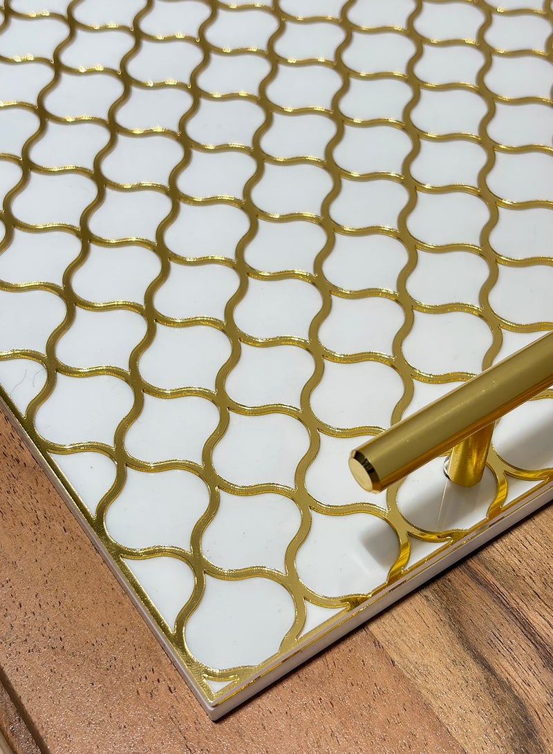 لوحة صينية تقديم من الأكريليك بتصميم مزخرف ومقابض معدنية ذهبية اللون - Image 3