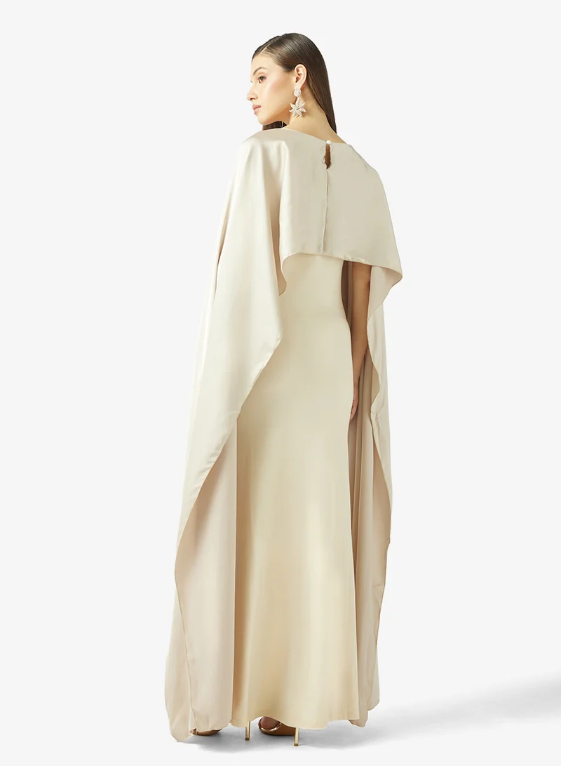 ايلا فستان بقصة واسعة وأكمام كاب