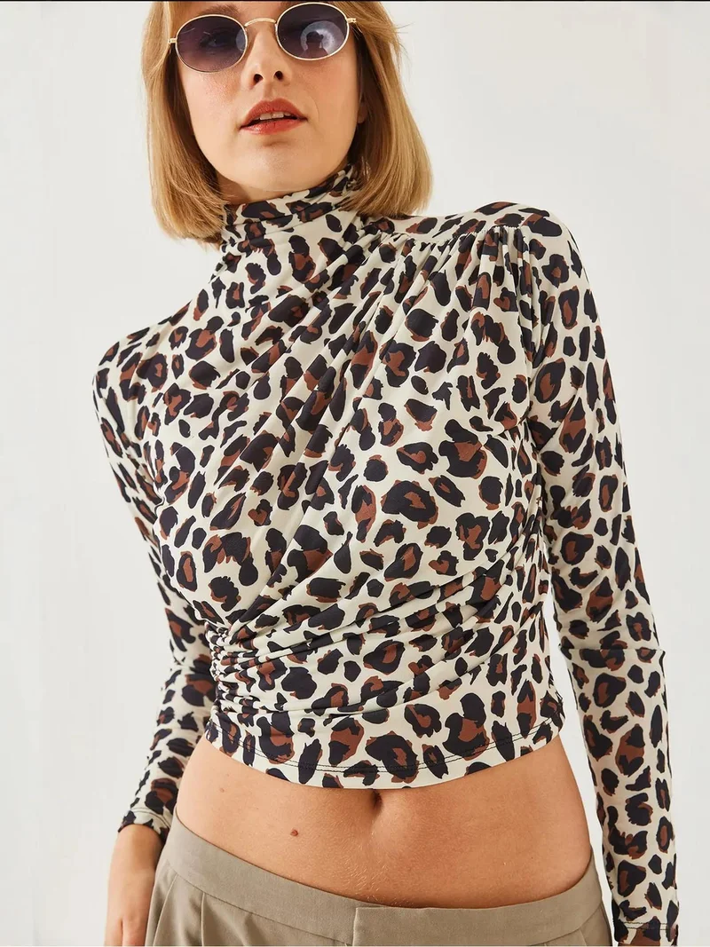 بيانكو لوتشي بلوزة لوكسي بياقة مدورة وتفاصيل مكشكشة