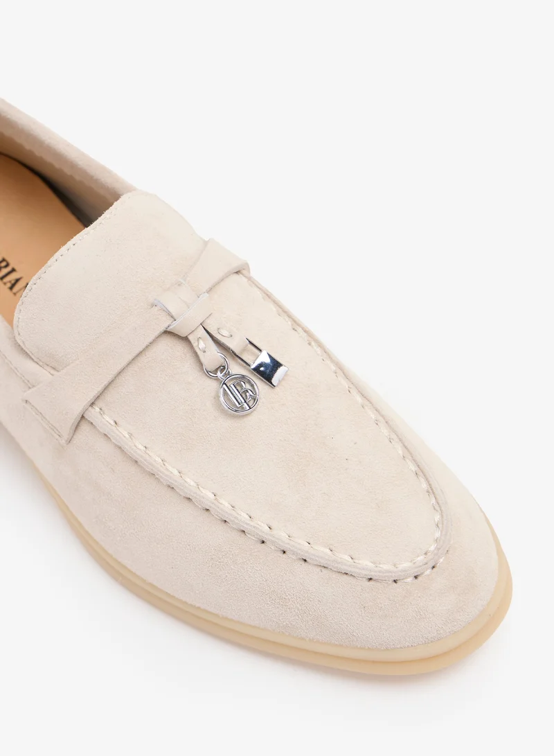 لوريان أديبة