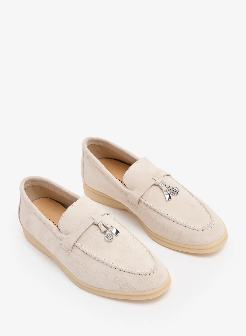 لوريان أديبة