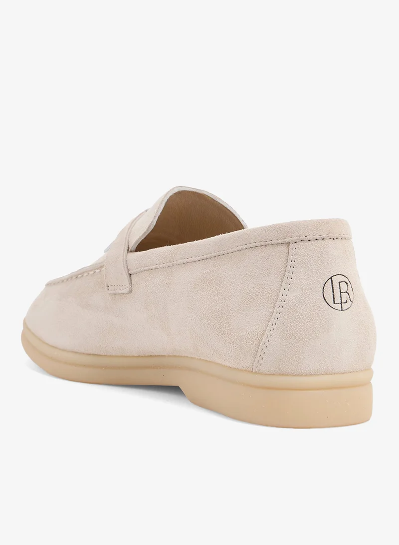 لوريان أديبة