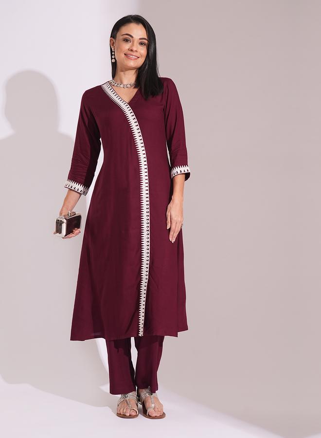 جلو باص طقم من بنطال وكورتا بتفاصيل مُطرزة - Image 1