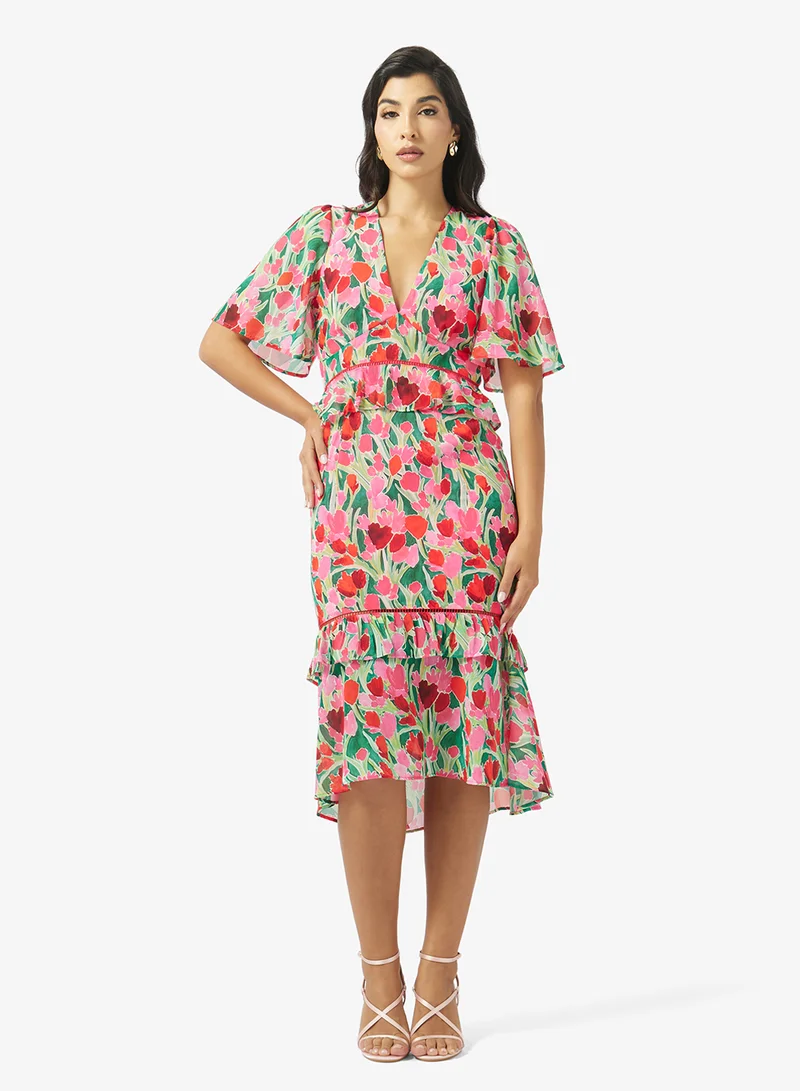 هوب اند ايفي فستان ميدي بياقة على شكل حرف  وخصر مكشكش وتنورة بكشكشة متعددة الطبقات