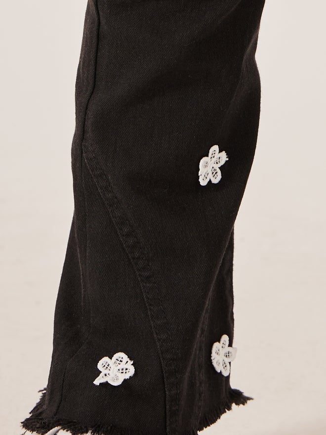 Styli Styli Black Denim Jeans with Lace Flower Detail for Girls  - Image 3