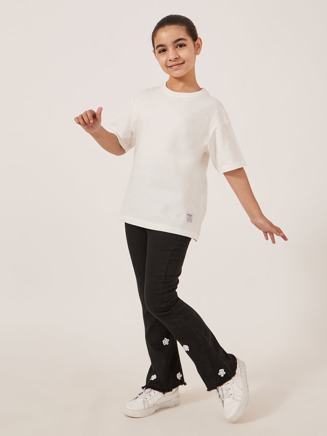 Styli Styli Black Denim Jeans with Lace Flower Detail for Girls  - Image 2