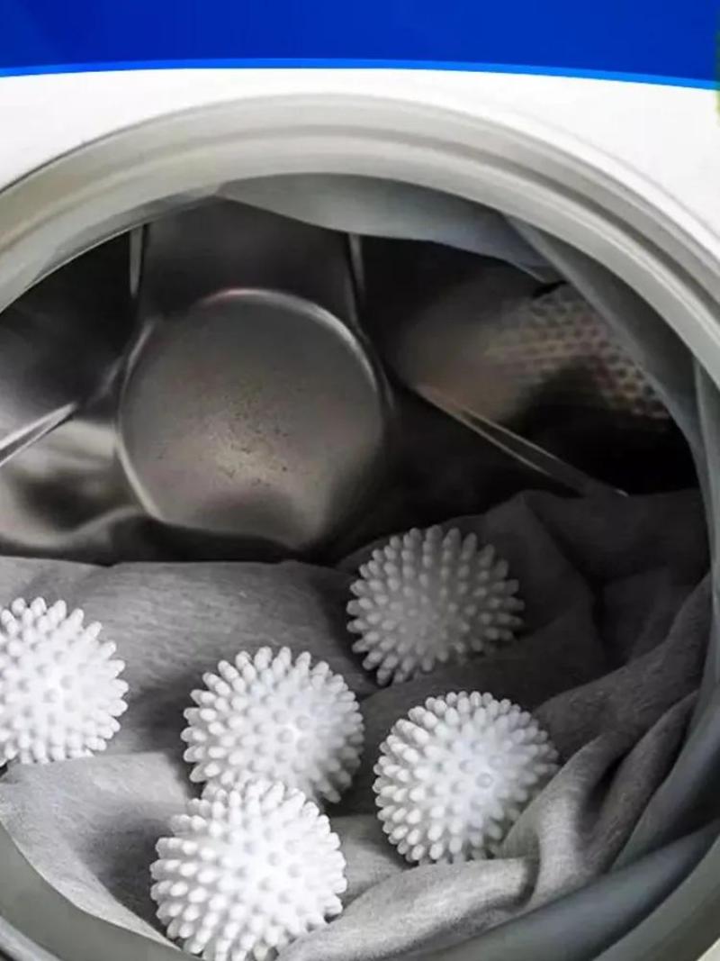 كرات غسيل السيليكون: 4 قطع بيضاء بتصميم مرن ناعم - مجموعة كرات غسيل للتنظيف العميق والشامل للغسالة الأوتوماتيكية، مناسبة للغسيل بالماء البارد وللبشرة الحساسة للاستخدام المنزلي - Image 3