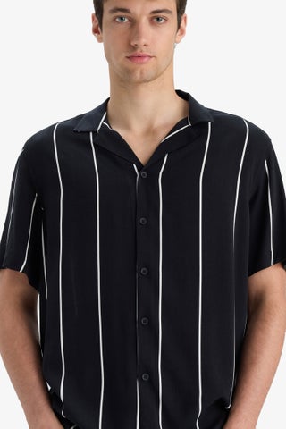 قميص رجالي بقصّة عادية ورقبة أباتشي وأكمام قصيرة - pzsku/Z5B8355AD9E506A7BD6E8Z/45/1751030007/6cdb13b7-617c-42c1-ac70-c36ab8365c62