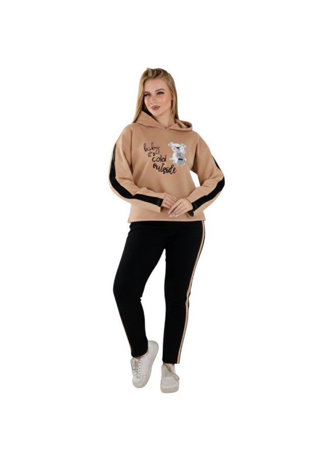 زيكوتكس  طقم بيجامة شتوية نسائية قطعتين - هودي "Baby It's Cold Outside" وبنطلون رياضي - بيج وأسود - Image 1