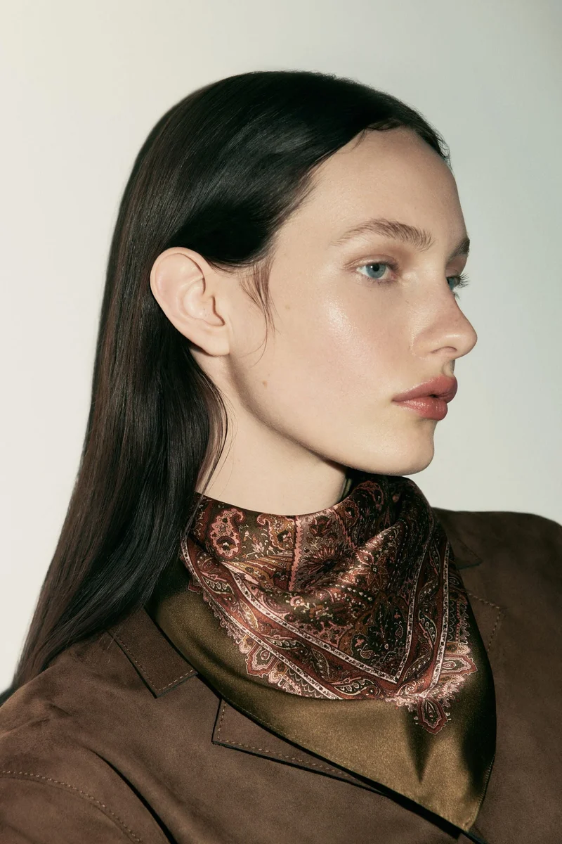 اتش اند ام وشاح من الحرير بنمط مطبوع