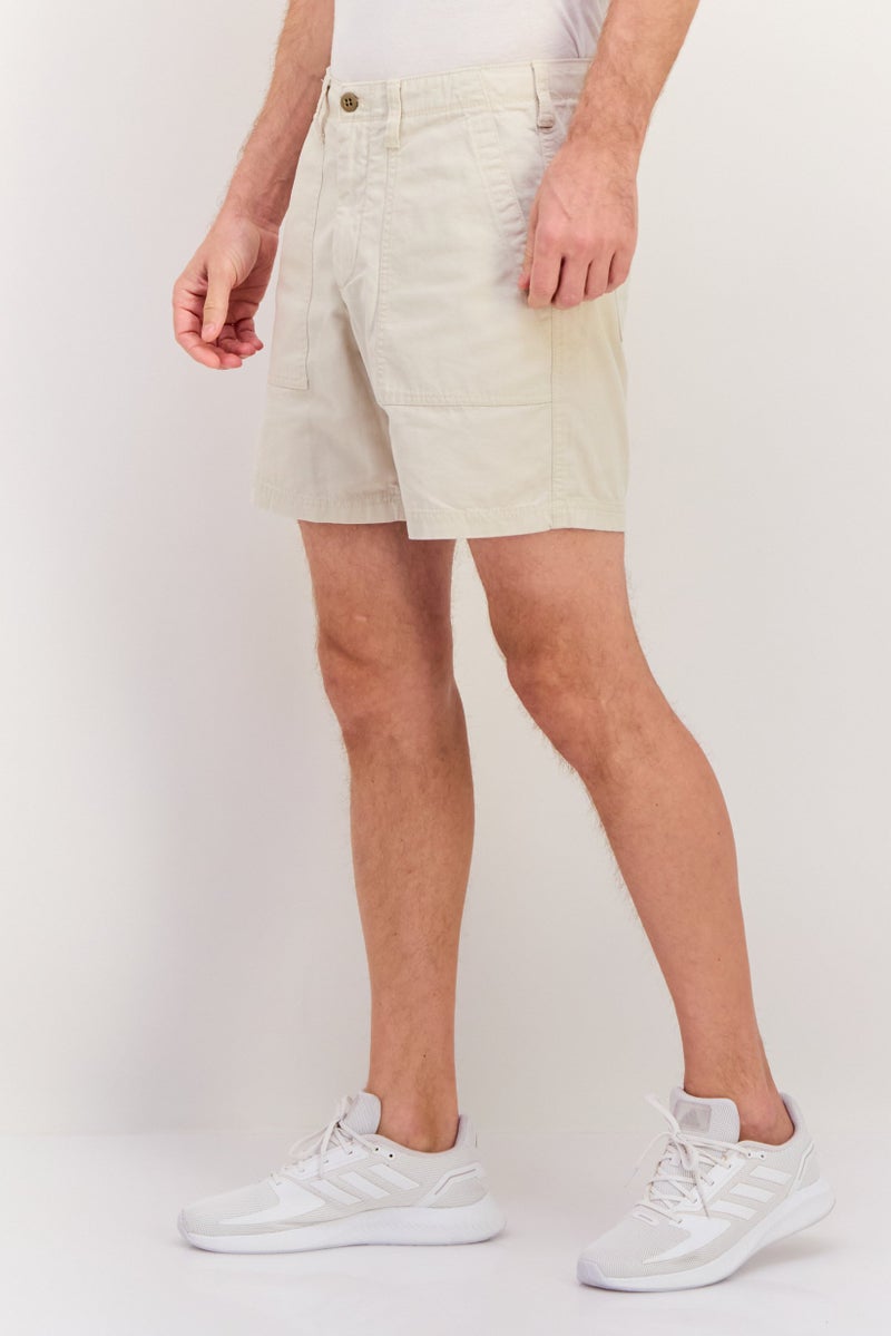 GAP شورتات أساسية بسيطة للرجال باللون البيج - Image 3