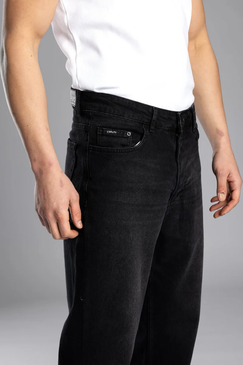 كاتش بنطلون جينز بنقشة نصية بسيطة