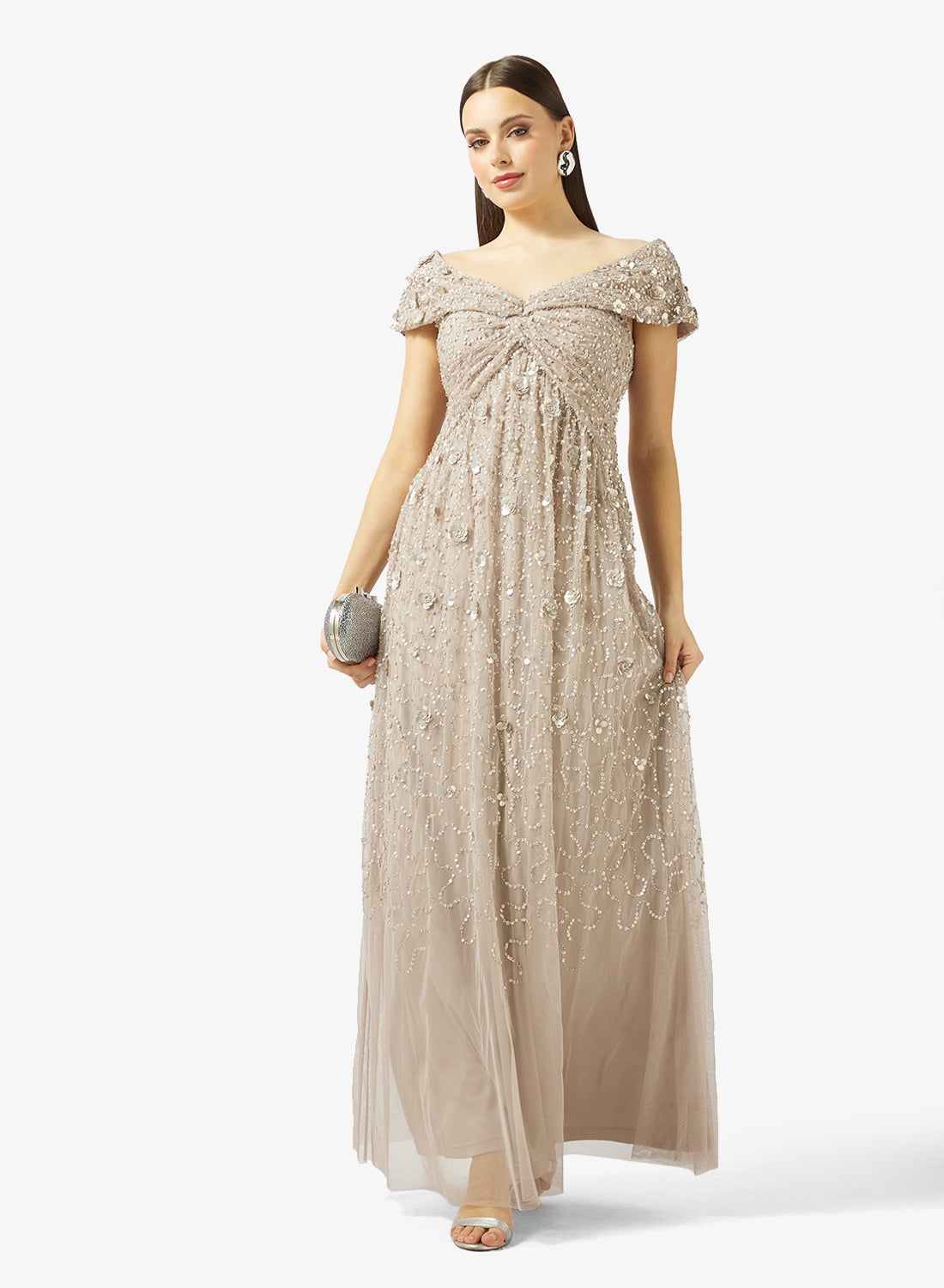 فستان طويل بأكمام قصيرة مزين بالخرز