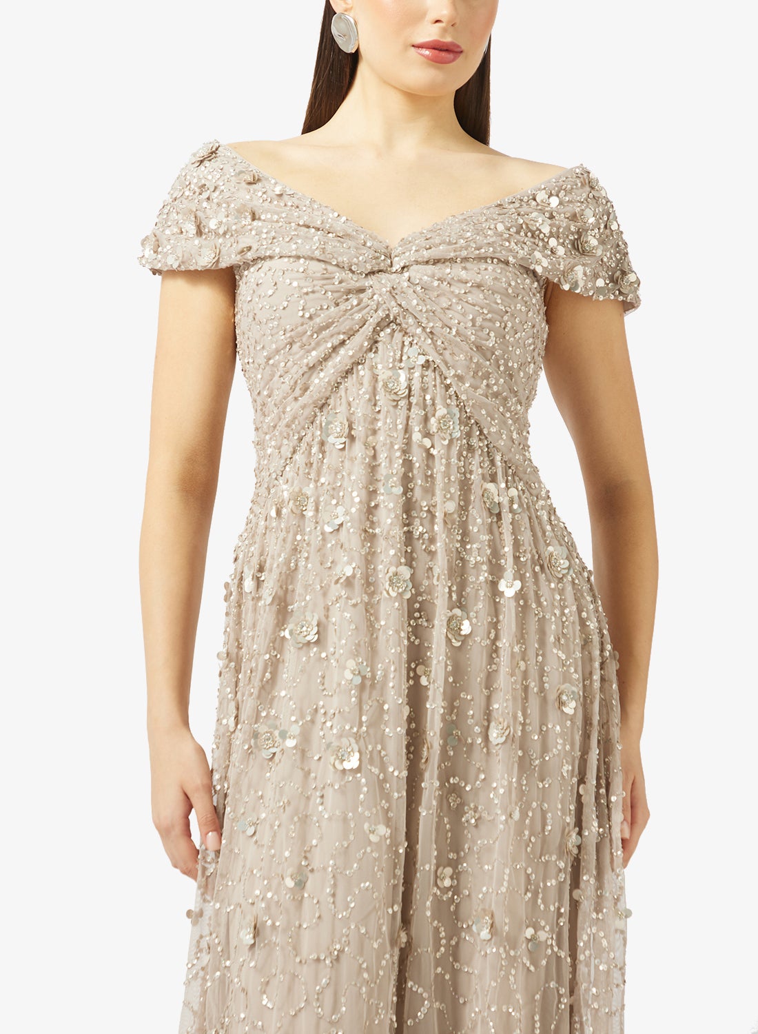 فستان طويل بأكمام قصيرة مزين بالخرز