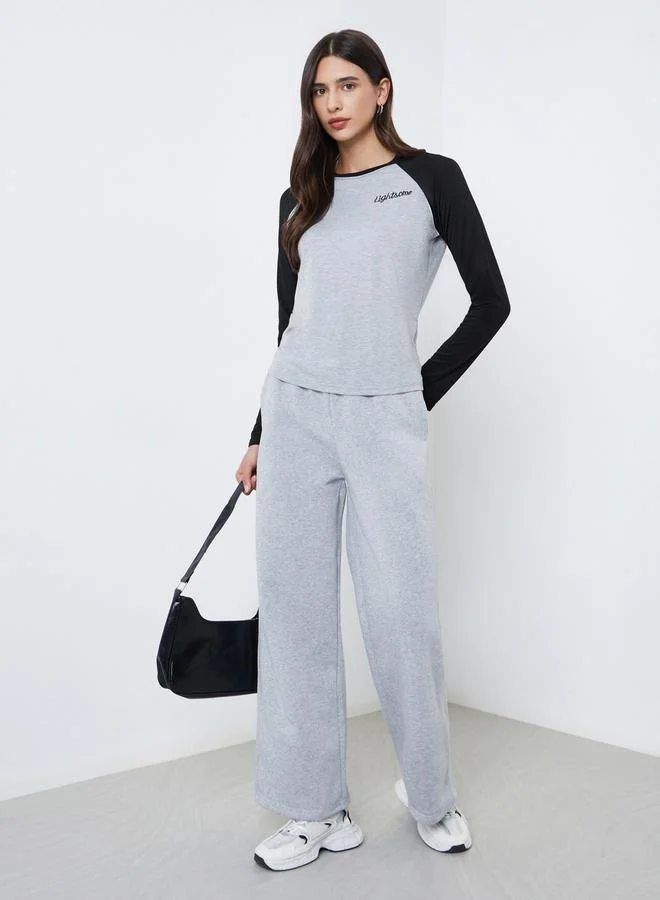 ستايلي تيشيرت بأكمام راجلان وتقسيم ألوان مع تطريز