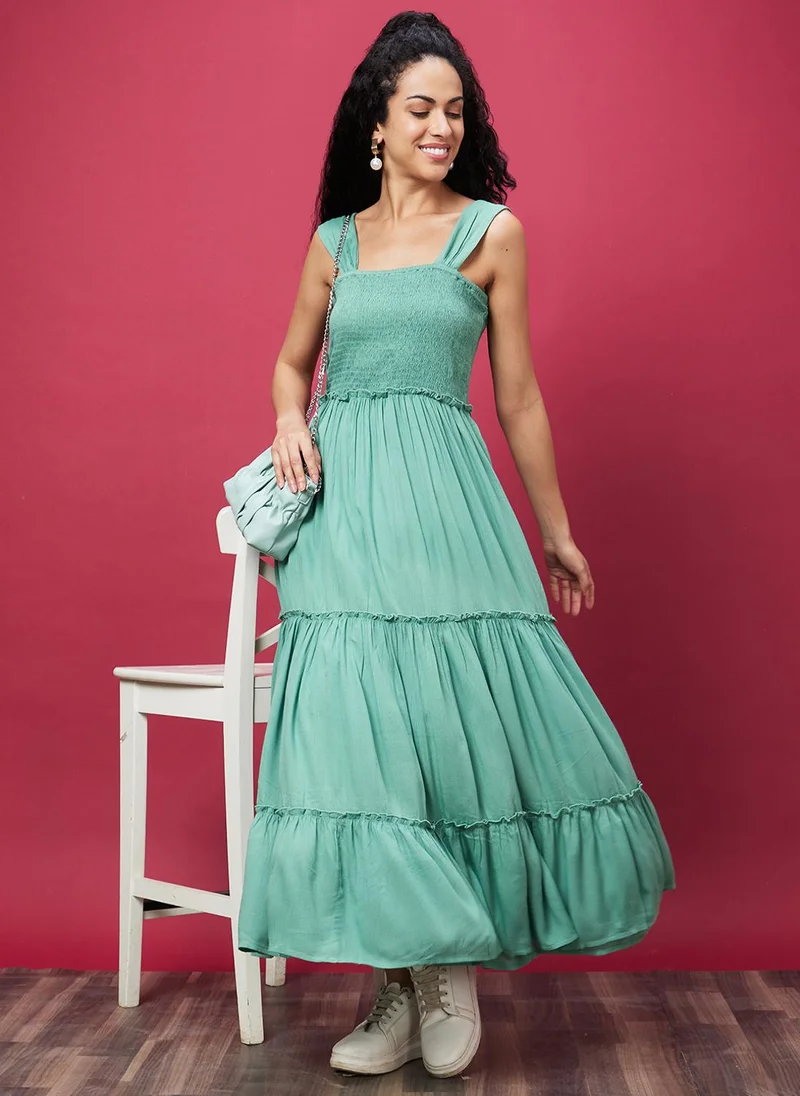 جلو باص فستان ماكسي نسائي بحمالات خضراء مكشكش بطبقات واسع من الأسفل