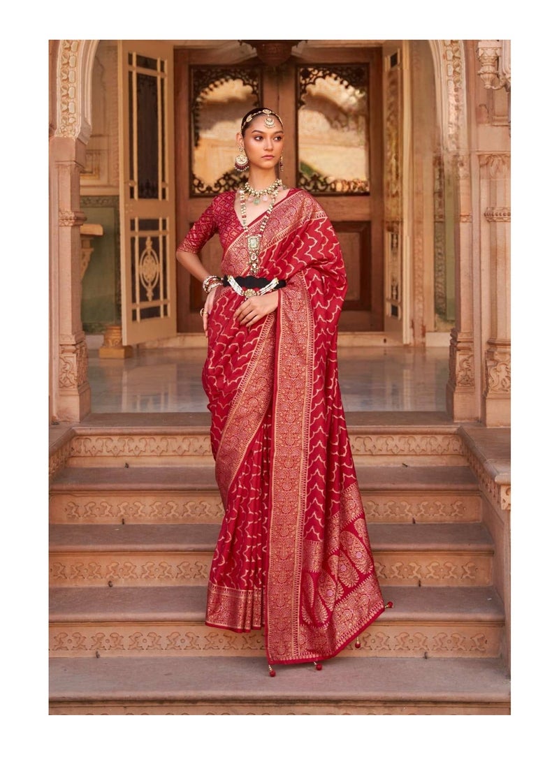 Grab Mantra ساري باناراس الحريري الأحمر مع طباعة ورق ذهبي وحدود بالإضافة إلى بلوزة غير مخيطة - Image 2