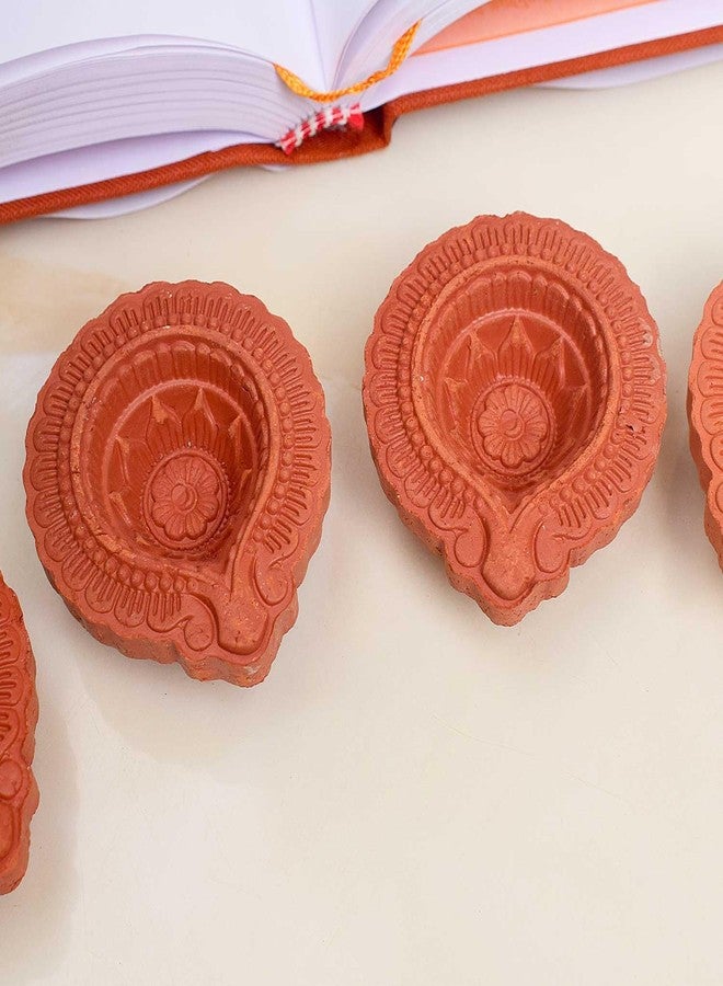 كرافتس مان مجموعة ساتفيك المكونة من 12 قطعة من مصابيح ديا الطينية مع فتائل قطنية لطقوس ديوالي التقليدية المصنوعة يدويًا من الطين الطبيعي، مثالية لتزيين ديوالي، وهي هدية هندية رائعة. - Image 3