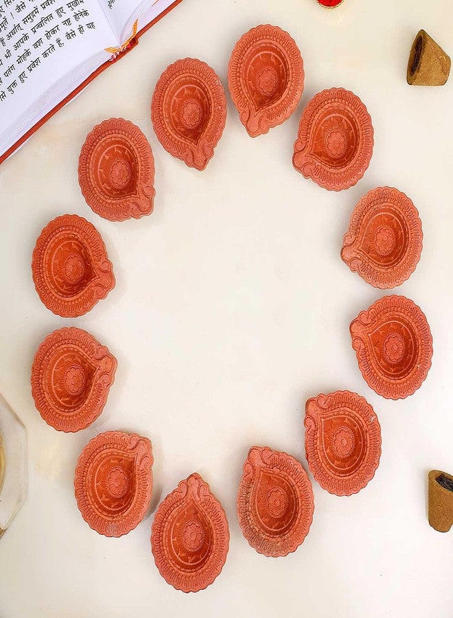 كرافتس مان مجموعة ساتفيك المكونة من 12 قطعة من مصابيح ديا الطينية مع فتائل قطنية لطقوس ديوالي التقليدية المصنوعة يدويًا من الطين الطبيعي، مثالية لتزيين ديوالي، وهي هدية هندية رائعة. - Image 4