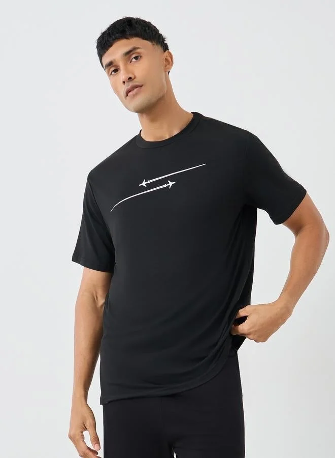 تايك تو تيشيرت بطباعة جرافيك بياقة مستديرة وأكمام قصيرة