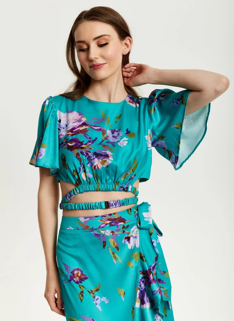 ليكوريش بلوزة قصيرة مزينة بالزهور الخضراء مع تفاصيل ربط