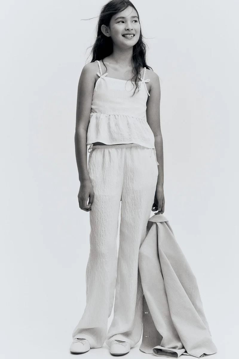 اتش اند ام بلوزة من قطن بيبلوم بتفاصيل فيونكة