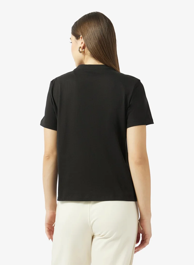 كالفن كلاين جينز تيشيرت بياقة دائرية برسومات