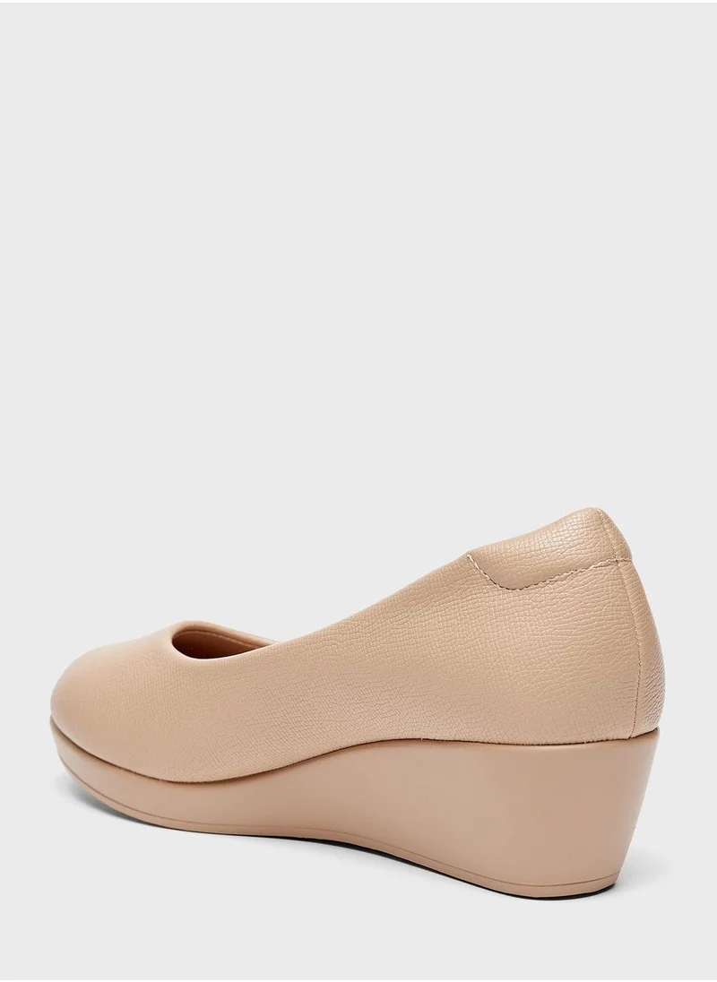 Le Confort Casual Wedge Pumps