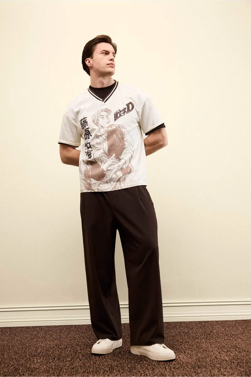 ديفاكتو Initial D Loose Fit V-Neck Short Sleeve T-Shirt