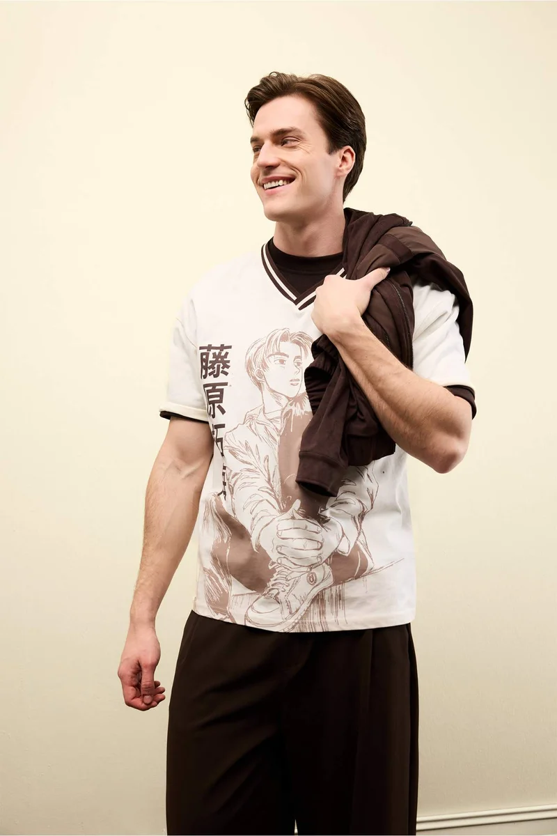 ديفاكتو Initial D Loose Fit V-Neck Short Sleeve T-Shirt