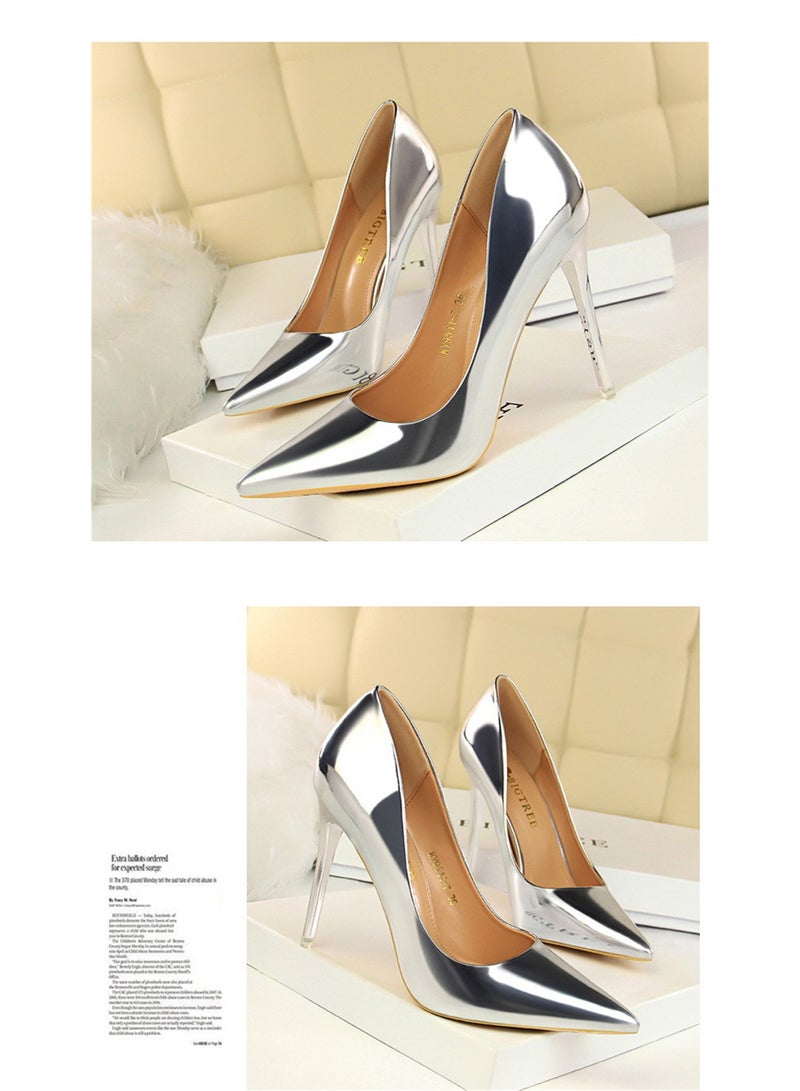 BIGTREE حذاء نسائي بكعب رفيع بسيط وأنيق بطول 10.5 سم مع سطح لامع من الجلد اللامع وفم ضحل ورأس مدبب بكعب فضي - Image 2