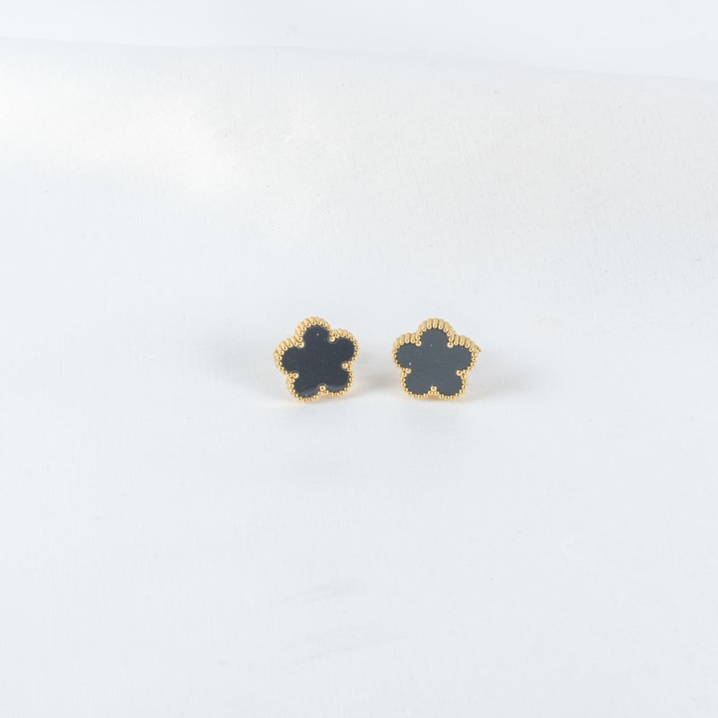 ذا بلاك بيرل اكسسوريز حلق أستانليس ستيل ذهبي مع دلاية شكل وردة أسود