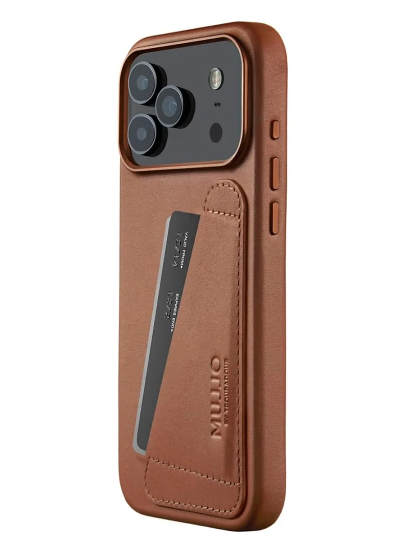 موجو جراب محفظة لهاتف iPhone 17 Pro Max - بني فاتح مع Magsafe. مصنوع من جلد فاخر، يجمع هذا الجراب الفاخر بين الأناقة والمتانة، مما يوفر مظهرًا أنيقًا وراقيًا مع حماية فائقة.