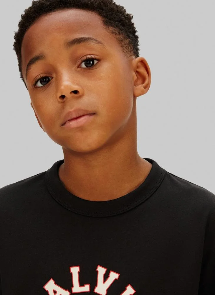 كالفن كلاين جينز تيشيرت شبابي بياقة دائرية وطبعة