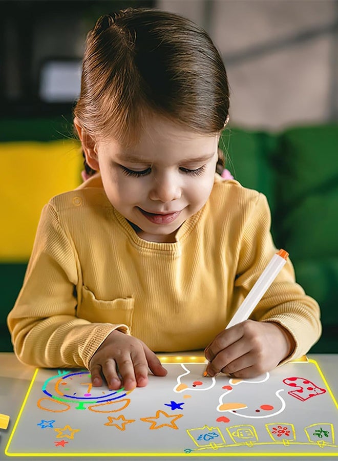 سويت لايف لوحة ملاحظات LED ملونة، مقاس 11.81 بوصة × 7.87 بوصة، 4 أوضاع و7 ألوان، لوحة أكريليك قابلة للمسح الجاف مع إضاءة، تتضمن محولًا، سلسلة تعليق، لوحة رسم LED للأطفال مع حامل، 7 أقلام تحديد، زجاجة رذاذ. - Image 2