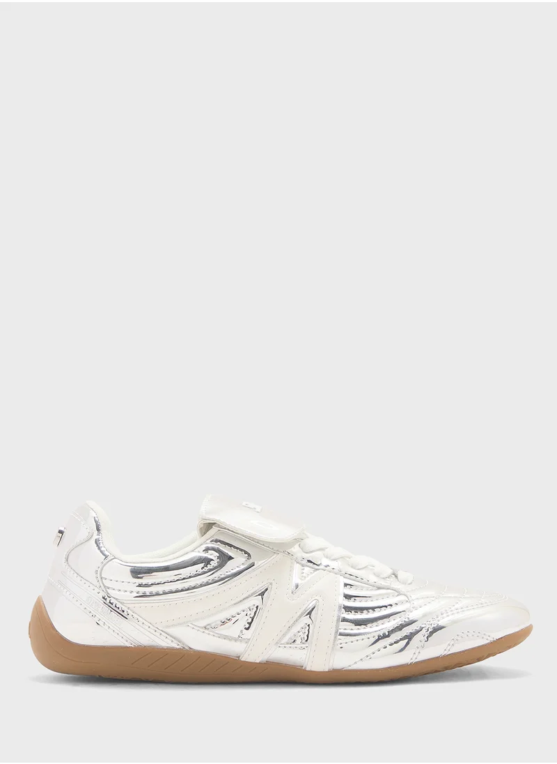 ستيف مادن Freekick Logo Lace Up Low Top Sneakers