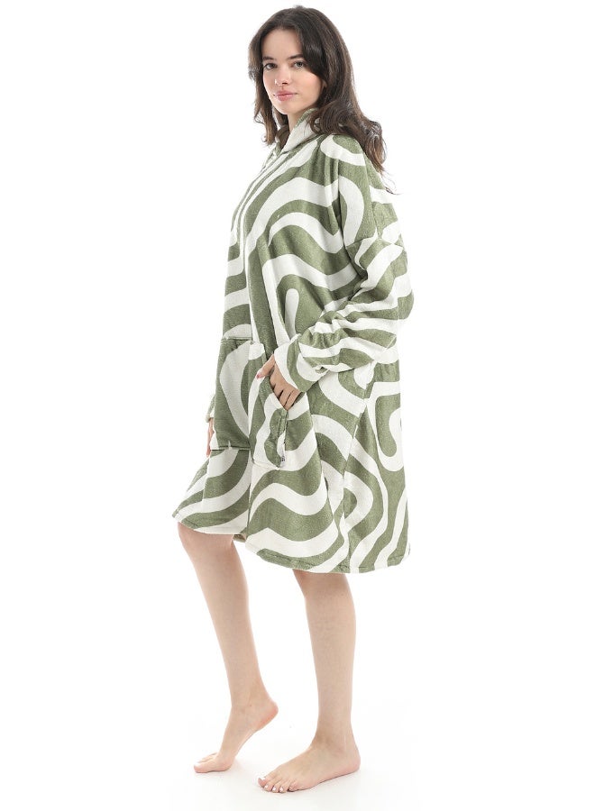 سنوز، دفاية قابله للارتداء سنوز أوفر سايز مع غطاء للرأس، تصميم دارك جرين ويفز - Image 1