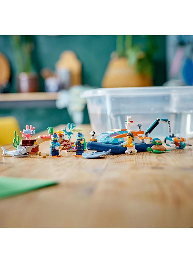 ليغو City Explorer Diving Boat 60377 Building Toy Set; Ocean Playset for Ages 5+; Includes a Coral Reef Setting, Mini-Submarine, 3 Minifigures and Manta Ray, Shark, Crab, 2 Fish and 2 Turtle Figures (182 Pieces)